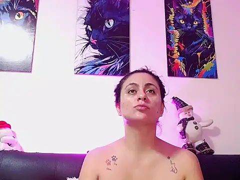 Snapshot of Caroline_Jons chatting on November 30, 11:11 am Caroline Jons online show from November 30, 11:11 am