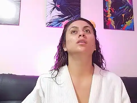 Snapshot of Caroline_Jons chatting on November 19, 11:43 am Caroline Jons online show from November 19, 11:43 am