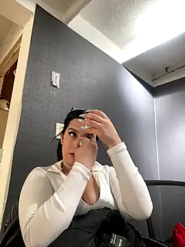 Kloe Novoa online show from November 15, 1:15 pm