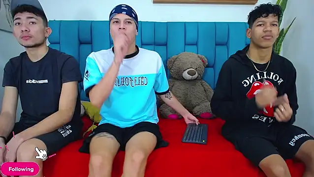 Hot Boys Latinos X online show from April 17, 5:05 pm