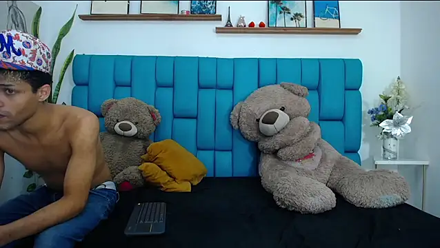 Hot Boys Latinos X online show from February 24, 7:15 pm