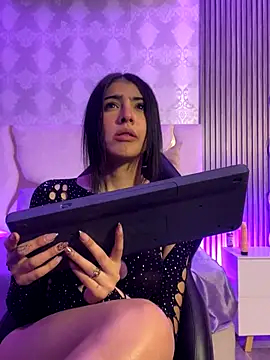 MAIILY TAY online show from November 30, 1:01 pm