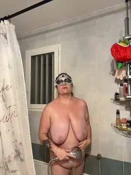 Snapshot of MlleKahh chatting on November 4, 8:12 pm MlleKahh online show from November 4, 8:12 pm