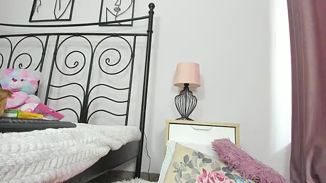 Snapshot of LollaVibes chatting on January 15, 6:28 am LollaVibes online show from January 15, 6:28 am