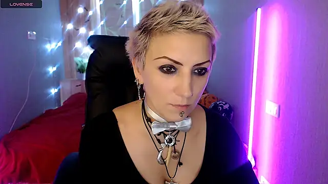 Snapshot of Sweet-n-Strong chatting on November 15, 8:18 am Sweet-n-Strong online show from November 15, 8:18 am