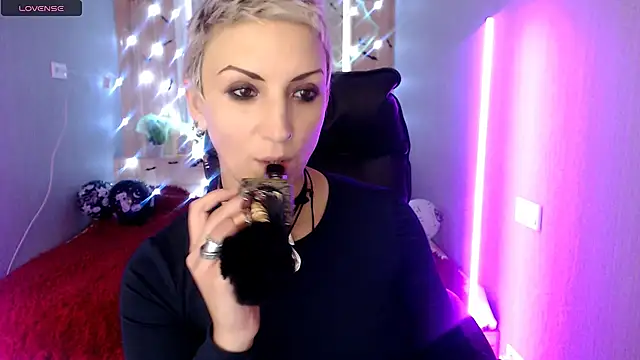 Snapshot of Sweet-n-Strong chatting on November 8, 11:25 am Sweet-n-Strong online show from November 8, 11:25 am