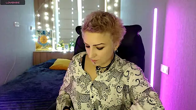 Snapshot of Sweet-n-Strong chatting on December 4, 8:02 am Sweet-n-Strong online show from December 4, 8:02 am