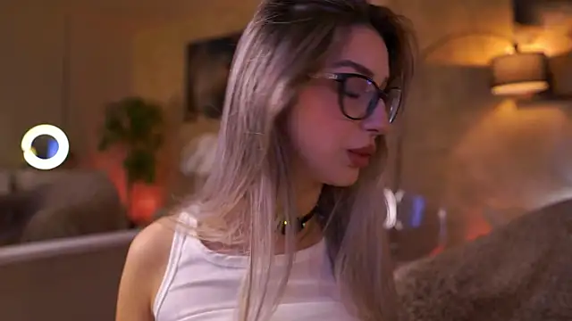 MaddieBryggs online show from April 15, 7:58 pm