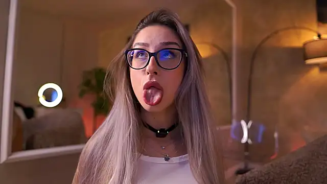 MaddieBryggs online show from April 15, 6:34 pm