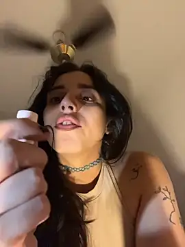 Snapshot of gigi333regi chatting on November 27, 9:32 am gigi333regi online show from November 27, 9:32 am