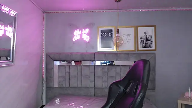 Snapshot of Cute_Martina_v chatting on November 24, 8:09 pm Cute Martina v online show from November 24, 8:09 pm