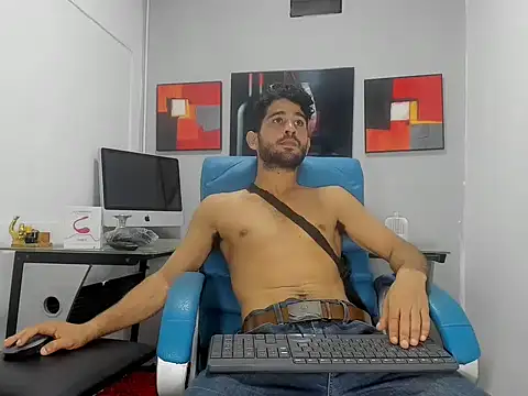 Snapshot of axel_aron_ chatting on October 27, 2:12 am axel aron  online show from October 27, 2:12 am
