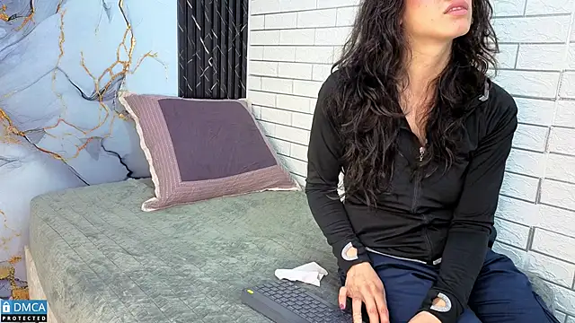 eva delight  online show from March 26, 12:03 pm