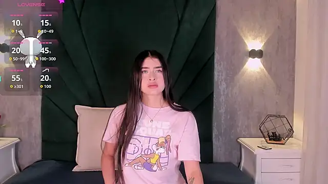 EmiliClarke online show from April 1, 11:33 am