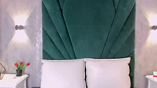 EmiliClarke online show from February 14, 3:29 am