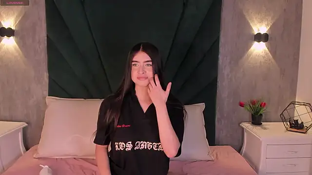 EmiliClarke online show from February 10, 11:31 am