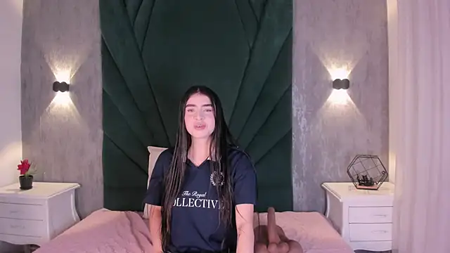 EmiliClarke online show from April 15, 11:27 am