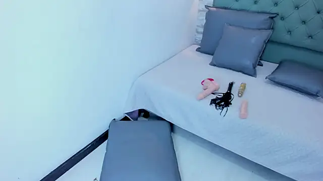 PariisTaylor online show from November 11, 6:58 pm