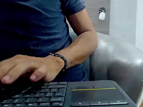 wiltom  online show from November 8, 4:05 am