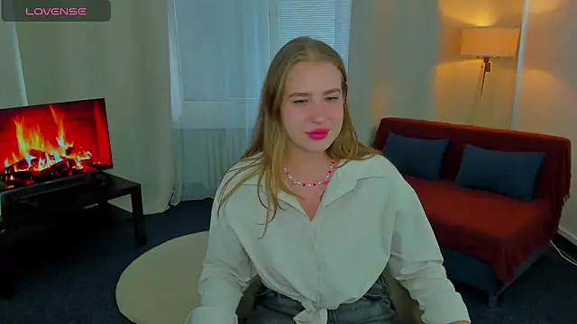 Snapshot of ElaraBloom chatting on October 31, 1:52 pm ElaraBloom online show from October 31, 1:52 pm