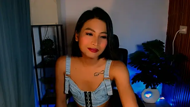 Snapshot of YourPrettyBella_TS chatting on June 7, 1:27 pm YourPrettyBella TS online show from June 7, 1:27 pm