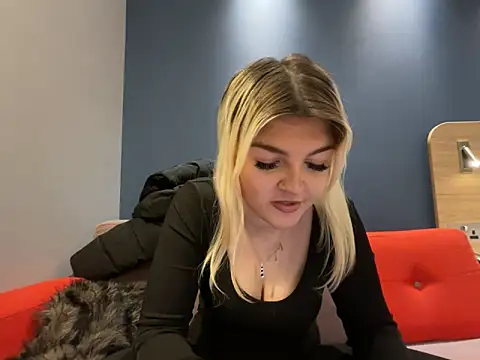 rosie-hipstergal online show from February 12, 6:29 pm