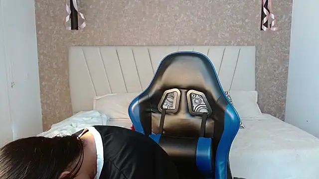 Snapshot of AliceSmity_ chatting on December 1, 5:36 pm AliceSmity online show from December 1, 5:36 pm