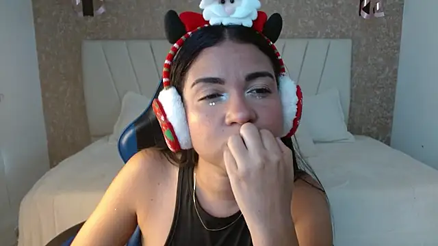 Snapshot of AliceSmity_ chatting on December 5, 6:06 pm AliceSmity online show from December 5, 6:06 pm