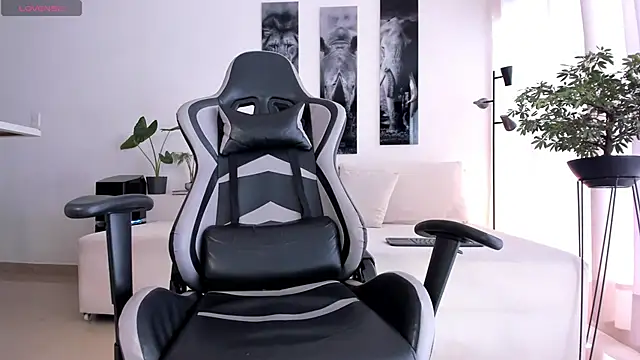 IamKael  online show from December 5, 5:00 pm