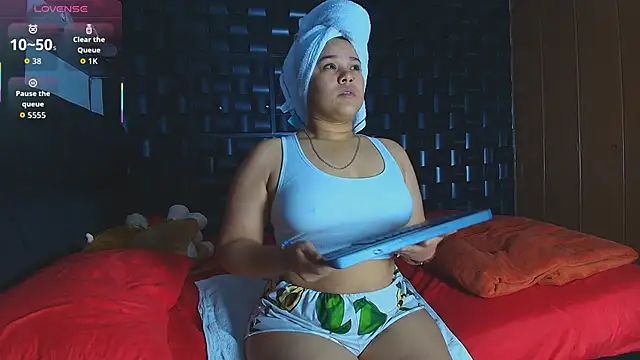 Snapshot of Kesha_rosse_ chatting on February 2, 6:01 am Kesha rosse online show from February 2, 6:01 am