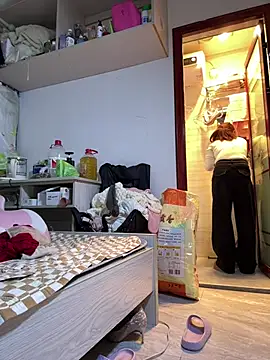 Snapshot of Zuzu-6 chatting on February 17, 5:49 am Zuzu-6 online show from February 17, 5:49 am