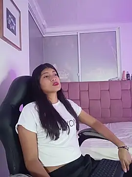 YeseniaRodriguez3 online show from May 5, 12:30 pm
