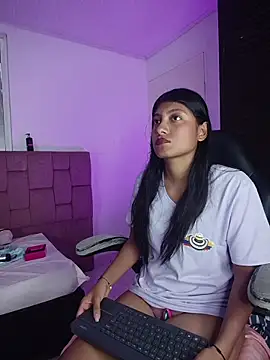 YeseniaRodriguez3 online show from April 19, 5:36 pm