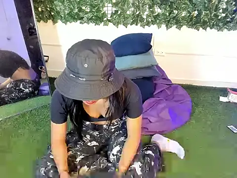 YeseniaRodriguez3 online show from March 14, 1:28 pm