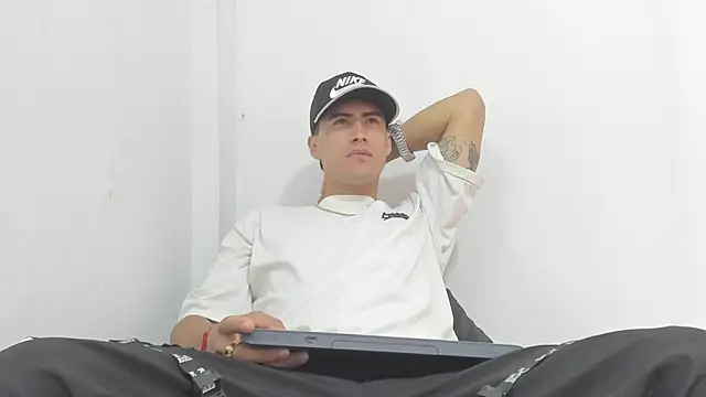 Snapshot of harold_777 chatting on October 30, 11:01 pm harold 777 online show from October 30, 11:01 pm