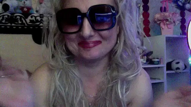 Snapshot of xHot_Amazonq chatting on December 16, 10:47 pm xHot Amazonq online show from December 16, 10:47 pm