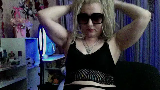 xHot Amazonq online show from March 28, 6:31 pm