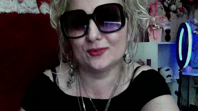 xHot Amazonq online show from April 1, 8:50 pm