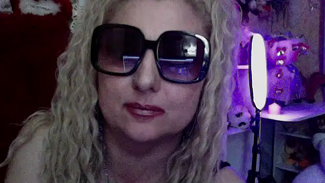 xHot Amazonq online show from May 1, 12:59 am