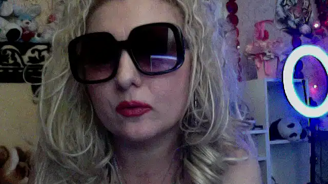 xHot Amazonq online show from January 11, 6:59 pm