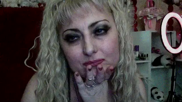 xHot Amazonq online show from February 6, 8:38 pm