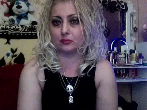 Snapshot of xHot_Amazonq chatting on November 18, 5:16 pm xHot Amazonq online show from November 18, 5:16 pm