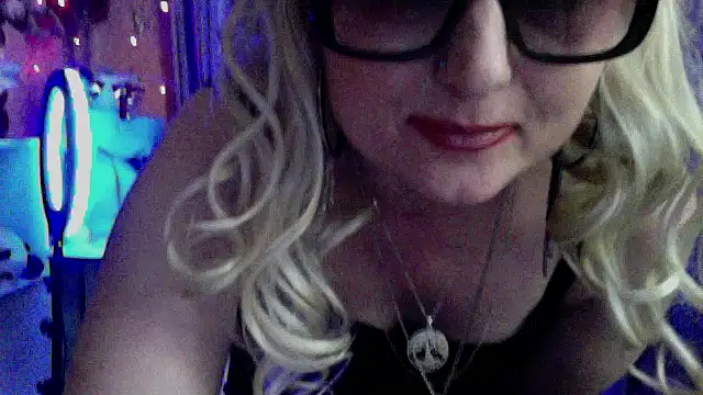 xHot Amazonq online show from April 13, 9:19 pm