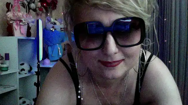 xHot Amazonq online show from March 29, 7:15 pm