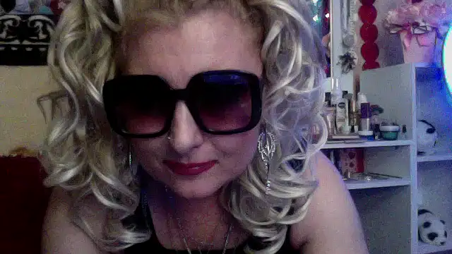 Snapshot of xHot_Amazonq chatting on December 3, 9:14 pm xHot Amazonq online show from December 3, 9:14 pm