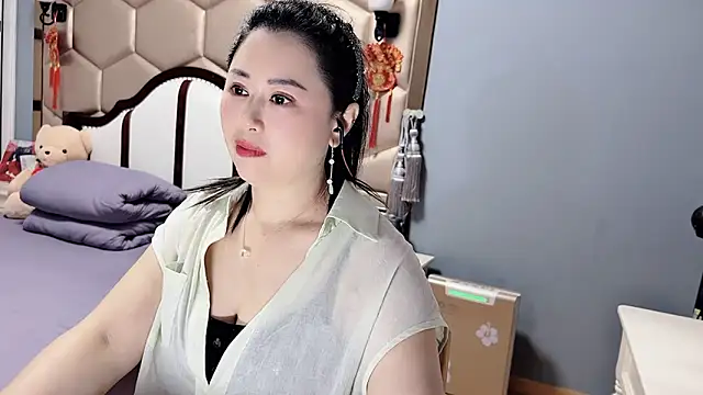 yaoyao22678 online show from April 6, 2:40 am