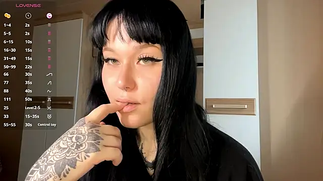 LaurenOveson online show from November 6, 10:19 am