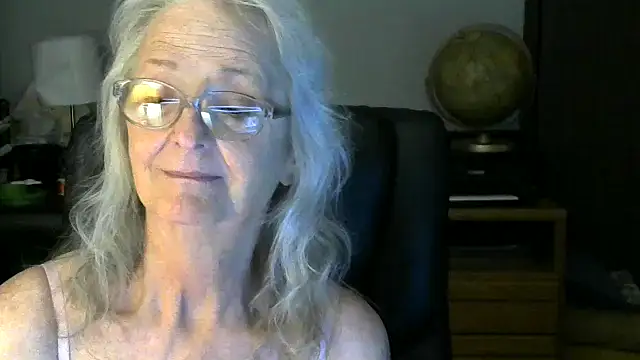 Snapshot of JoleneDelacroix chatting on November 21, 4:22 am JoleneDelacroix online show from November 21, 4:22 am