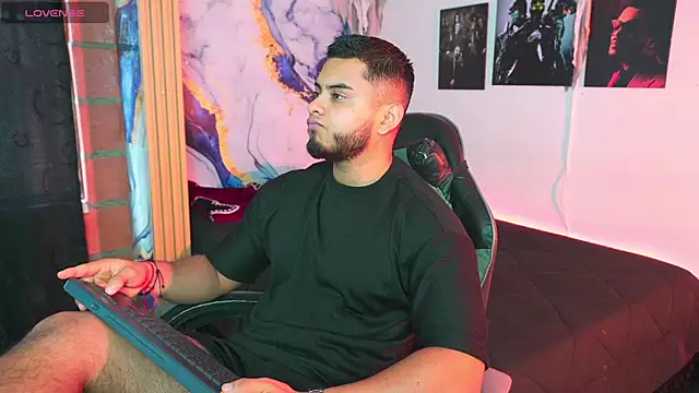 Tiler wolker online show from November 1, 8:25 pm