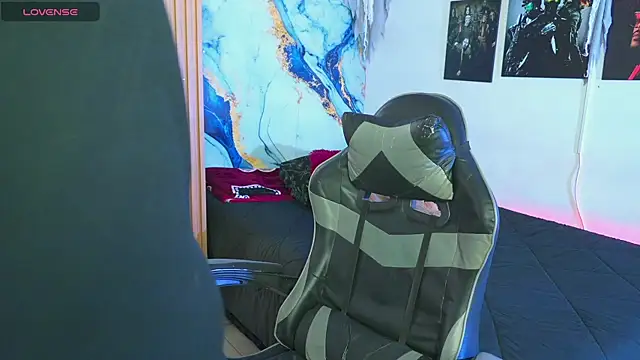 Tiler wolker online show from November 9, 8:35 pm